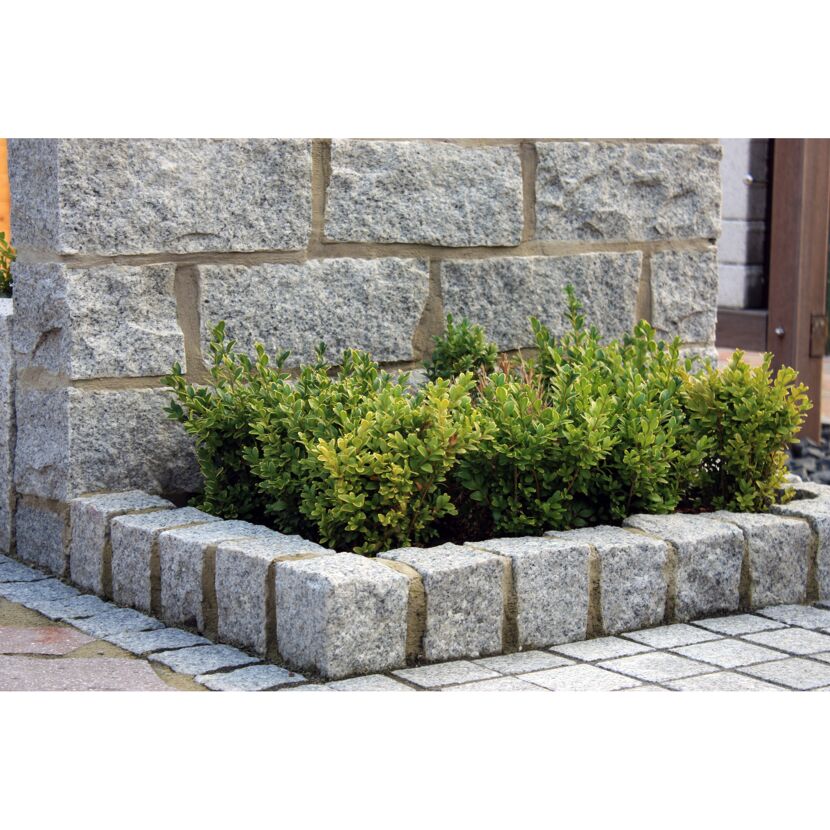 Granit-Mauerstein mit Bepflanzung