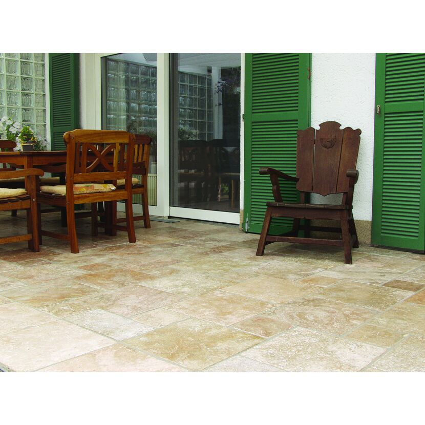 Terrasse mit Travertin Classic verlegt