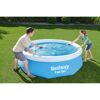 Zwei Personen decken einen blauen Bestway Fast Set Pool ab.
