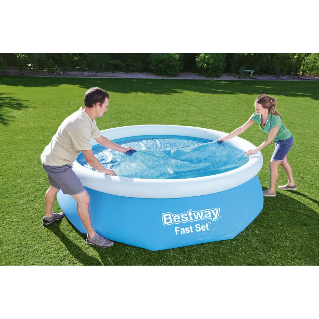 Zwei Personen decken einen blauen Bestway Fast Set Pool ab.
