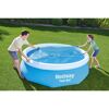Zwei Personen decken einen blauen Bestway Fast Set Pool ab.