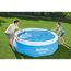 Zwei Personen decken einen blauen Bestway Fast Set Pool ab.