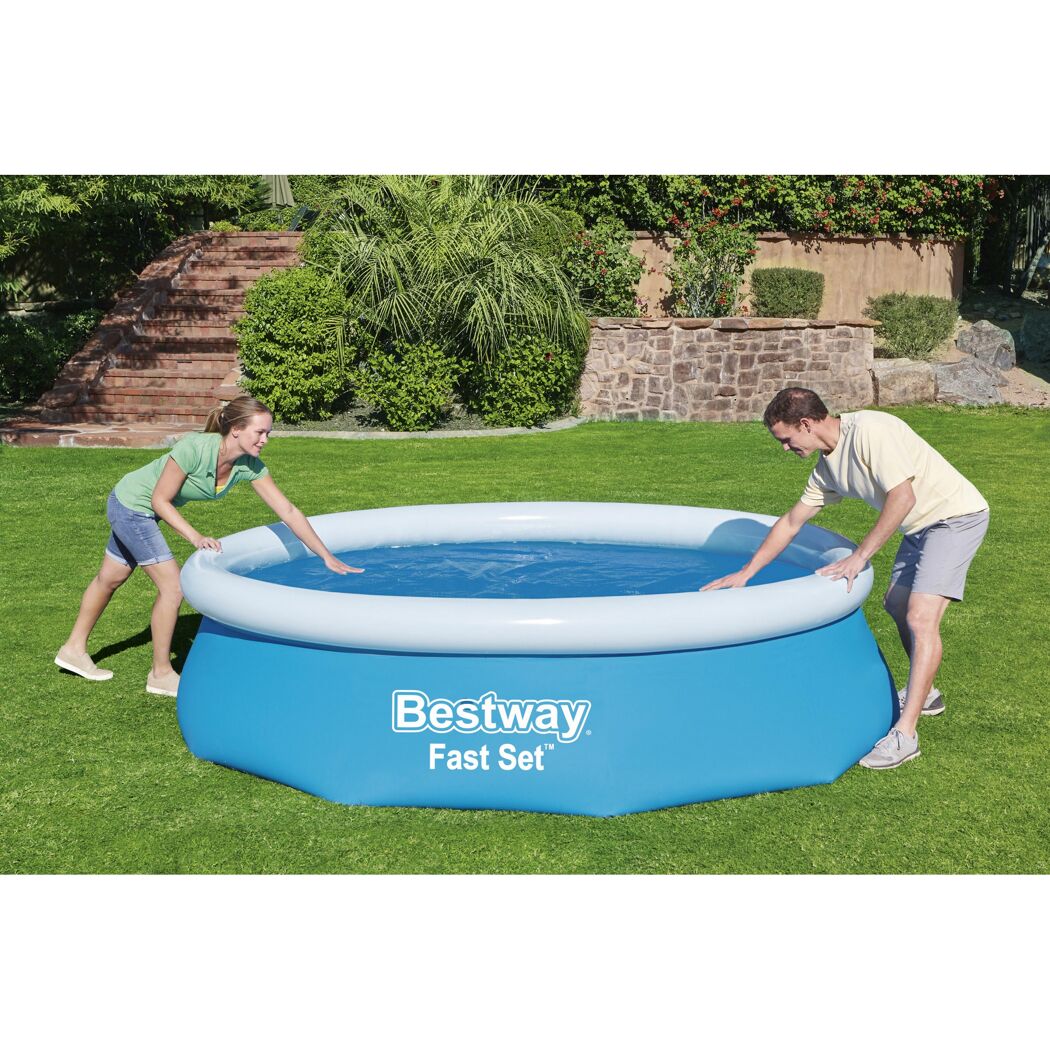 Zwei Personen beim Aufbau eines Bestway Fast Set Pools