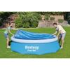 Zwei Personen decken einen Bestway Fast Set Pool ab.