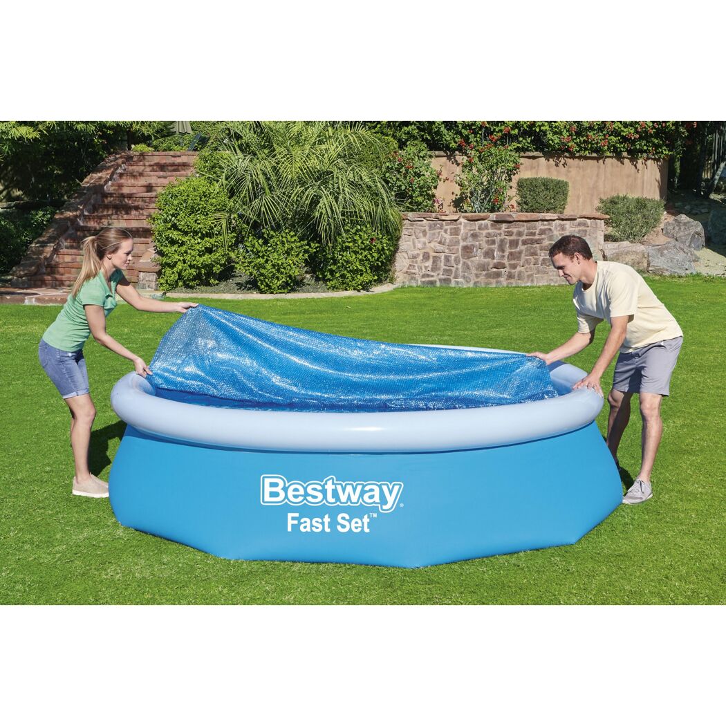 Zwei Personen decken einen Bestway Fast Set Pool ab.