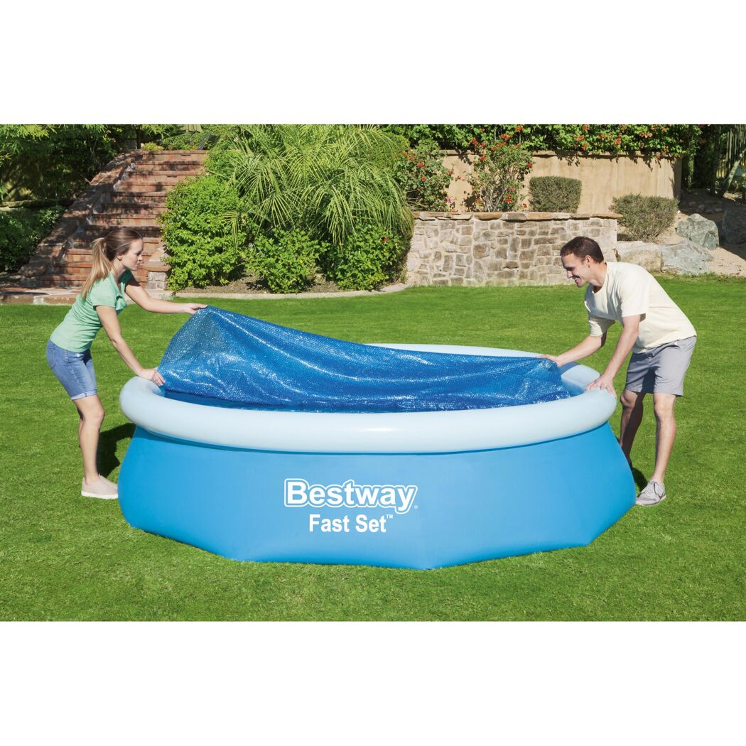 Zwei Personen decken einen Bestway Fast Set Pool ab.