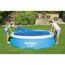Zwei Personen decken einen Bestway Fast Set Pool ab.