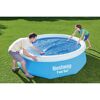 Zwei Personen decken einen aufblasbaren Bestway Fast Set Pool ab.