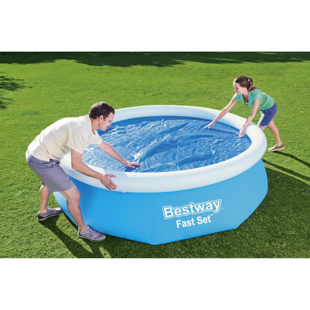 Zwei Personen decken einen aufblasbaren Bestway Fast Set Pool ab.