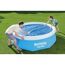 Zwei Personen decken einen aufblasbaren Bestway Fast Set Pool ab.