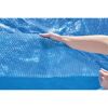 Person hält blaue Solarfolie für Pool