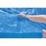 Person hält blaue Solarfolie für Pool