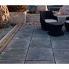 Gepflasterte Terrasse mit Gartenmöbeln