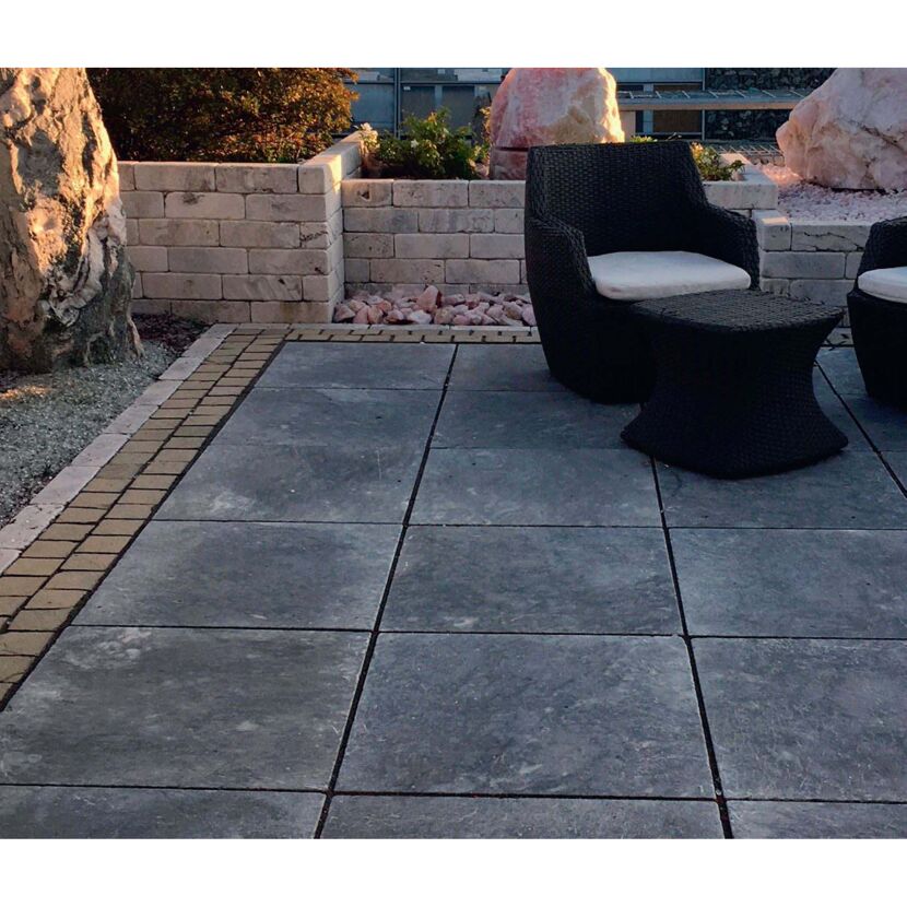 Gepflasterte Terrasse mit Gartenmöbeln