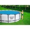 Person deckt einen Bestway Pool ab.