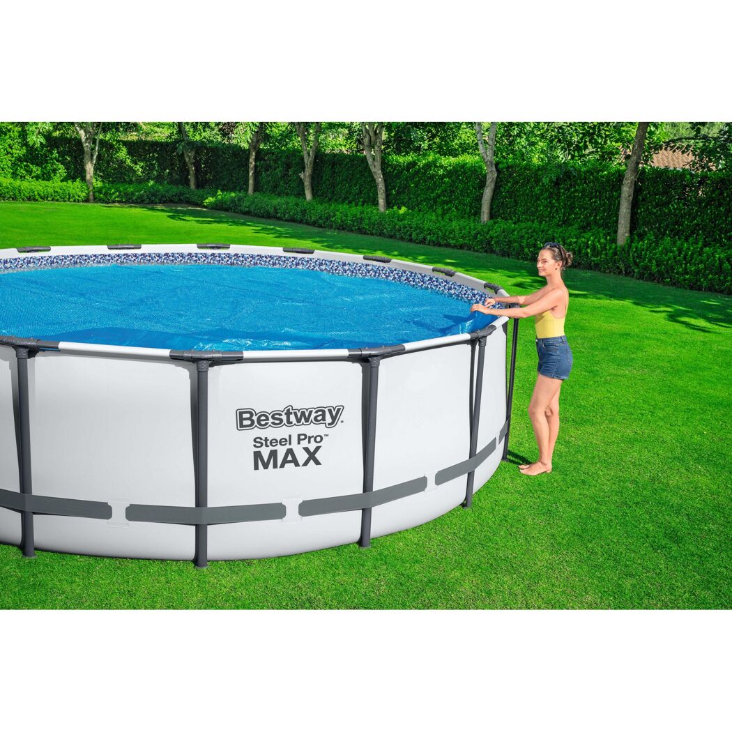 Person deckt einen Bestway Pool ab.