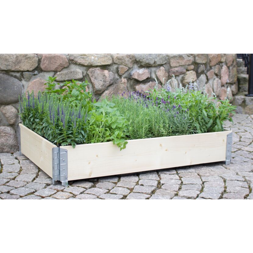 Holzbeet Linda bepflanzt mit Kräutern und Lavendel