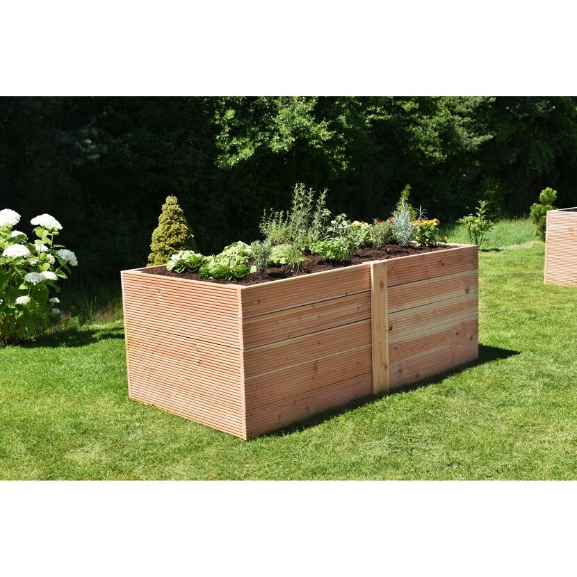 Hochbeet aus Holz mit Kräutern und Gemüse bepflanzt