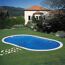 Ovaler Pool im Garten vor einem Haus