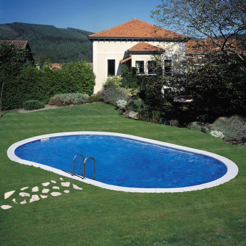 Ovaler Pool im Garten vor einem Haus