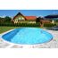 Ovaler Pool im Garten mit blauem Wasser