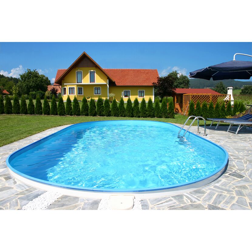 Ovaler Pool im Garten mit blauem Wasser