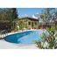 Ovaler Pool im Garten mit Poolleiter und Gerätehaus