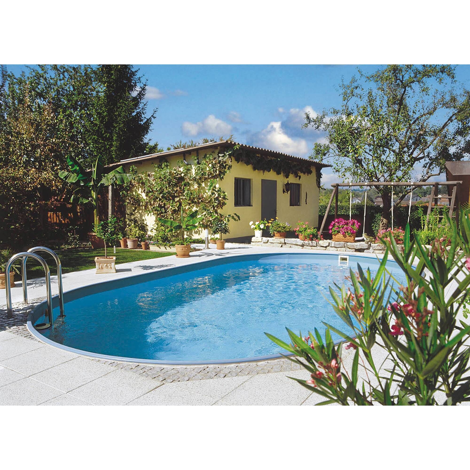Ovaler Pool im Garten mit Poolleiter und Gerätehaus