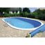Ovaler Pool mit blauer Abdeckung auf der Terrasse.