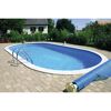 Ovaler Pool mit blauer Poolabdeckung auf einer gepflasterten Terrasse