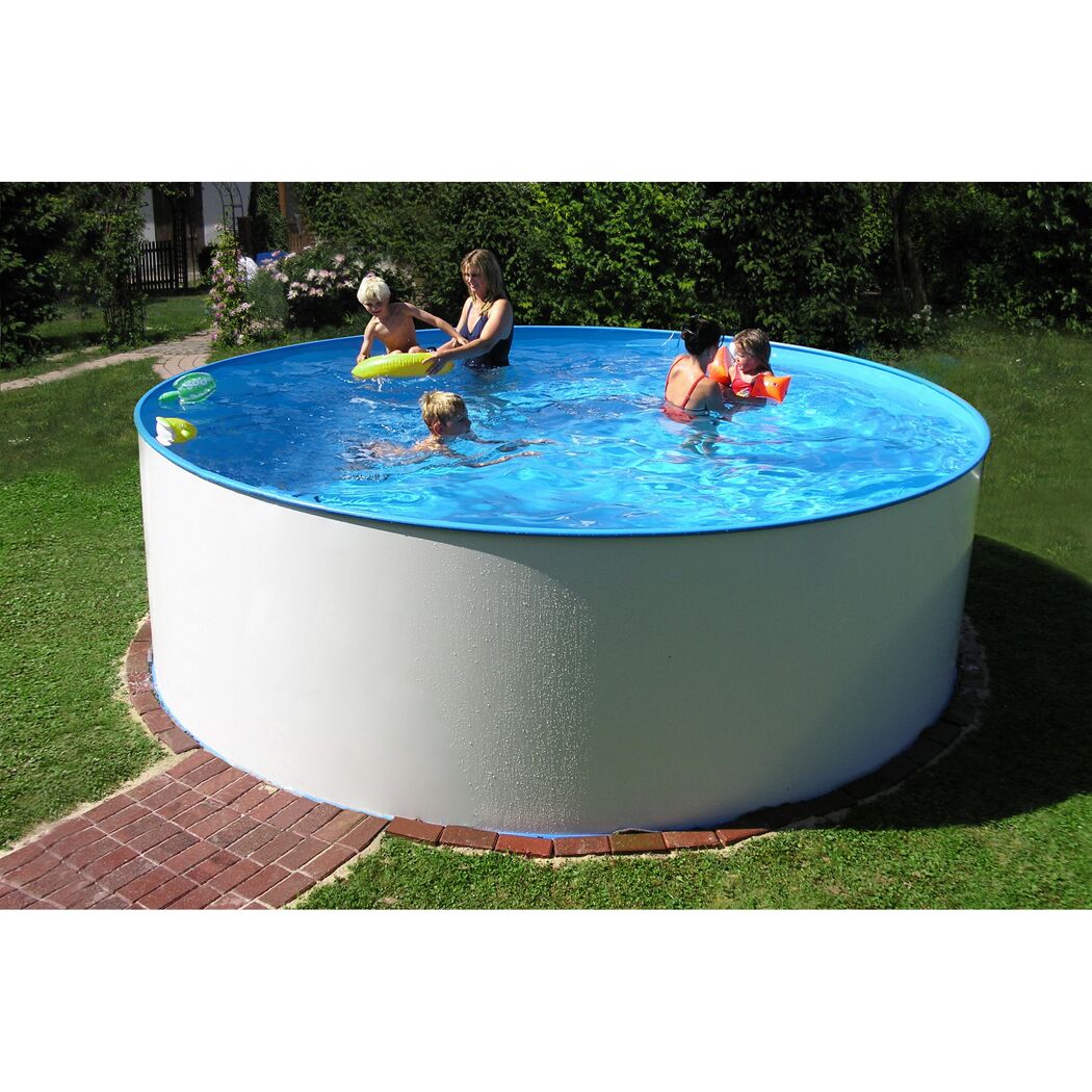 Familie im aufgestellten Rundpool