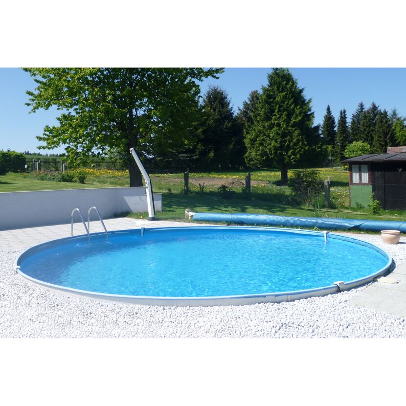 Aufstellpool mit blauer Folie im Garten