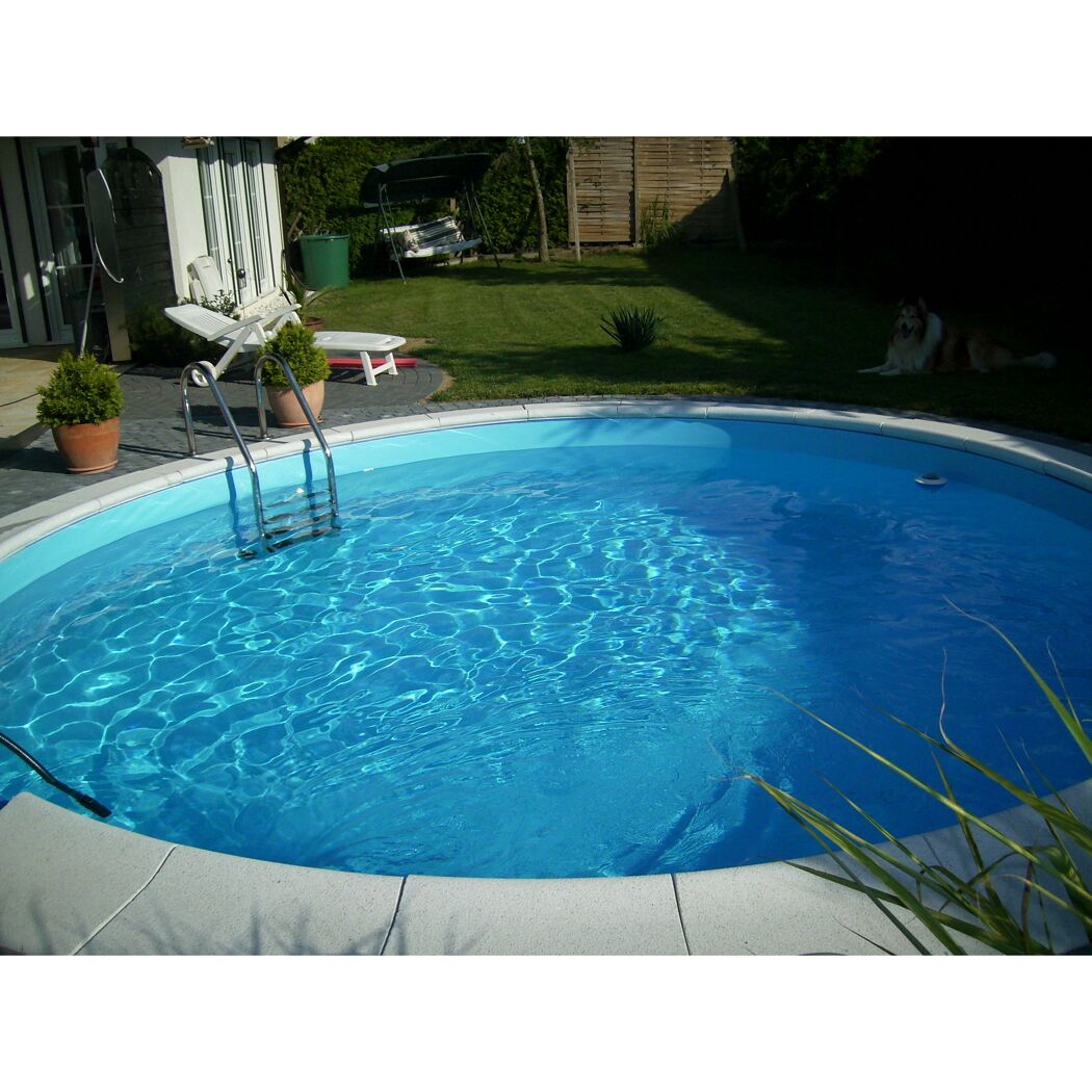 Rundes Schwimmbecken mit blauer Innenfolie