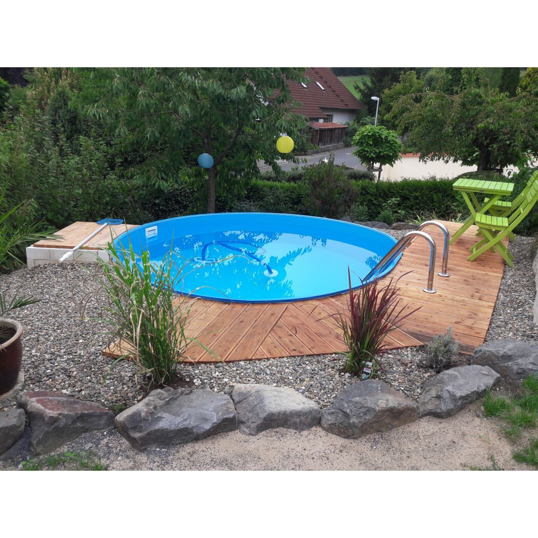 Rundes Schwimmbecken mit Holzterrasse im Garten