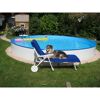 Hund liegt auf einem Liegestuhl am Pool