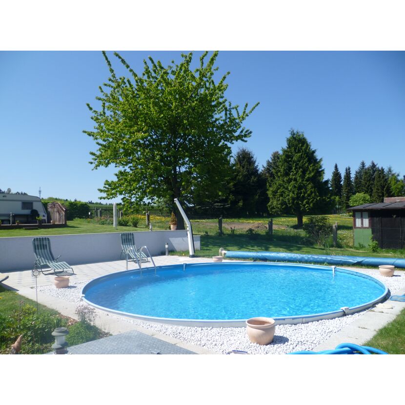 Aufstellpool im Garten mit Liegestühlen