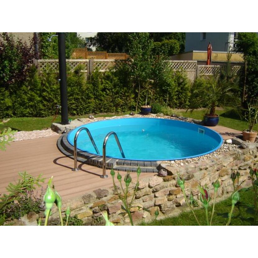 Rundes, blaues Schwimmbecken im Garten mit Außendusche