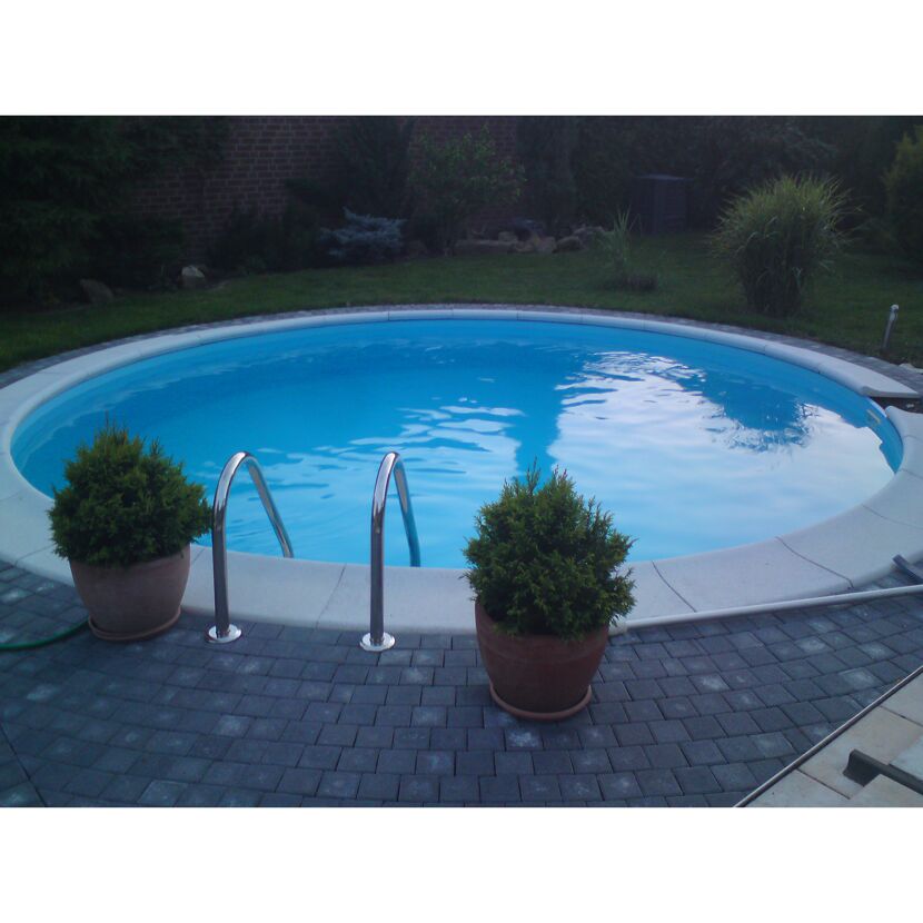 Rundes Schwimmbecken mit blauer Folie und Leiter