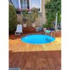 Rundes, blaues Schwimmbecken auf einer Holzterrasse im Garten