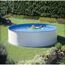 Person auf Luftmatratze in einem Gartenpool