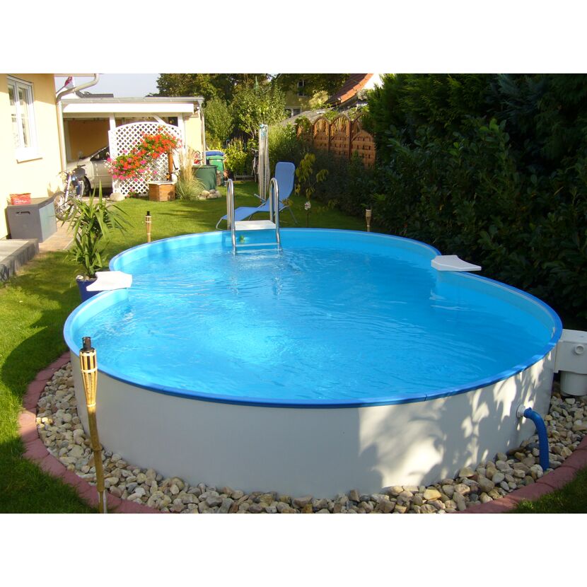 Achtförmiger Pool im Garten