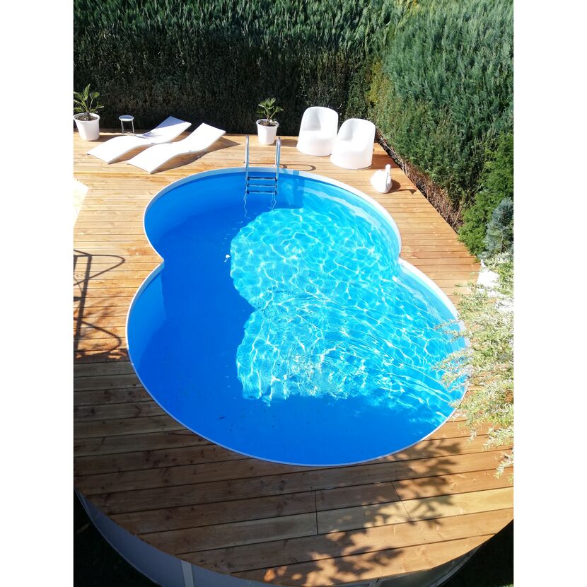 Achtförmiger Pool mit Holzumrandung