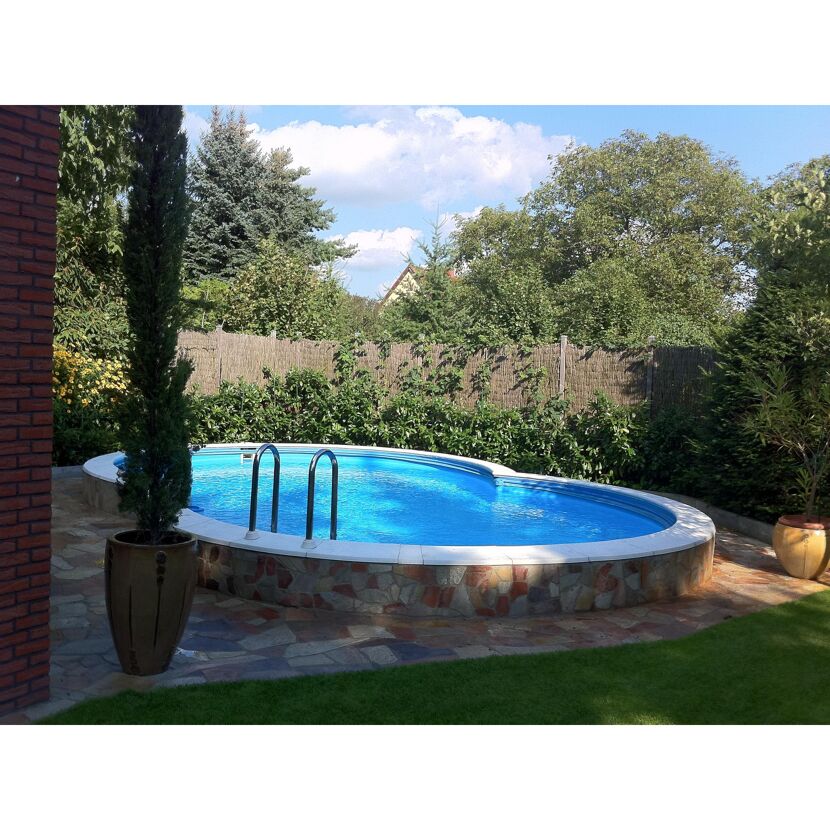 Achtförmiger Pool im Garten