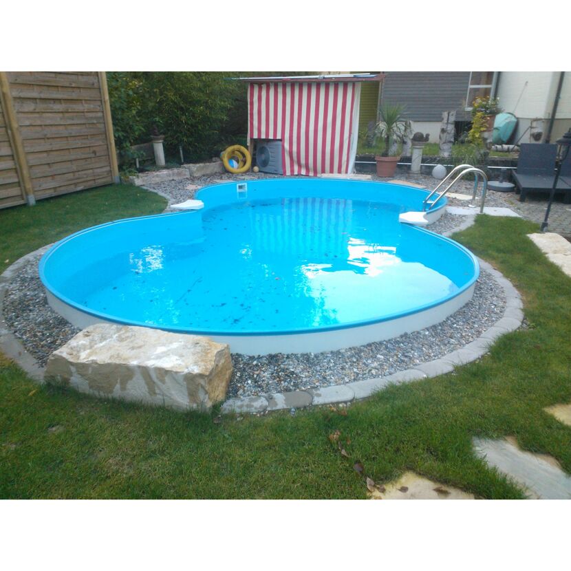 Blauer Achtformpool im Garten
