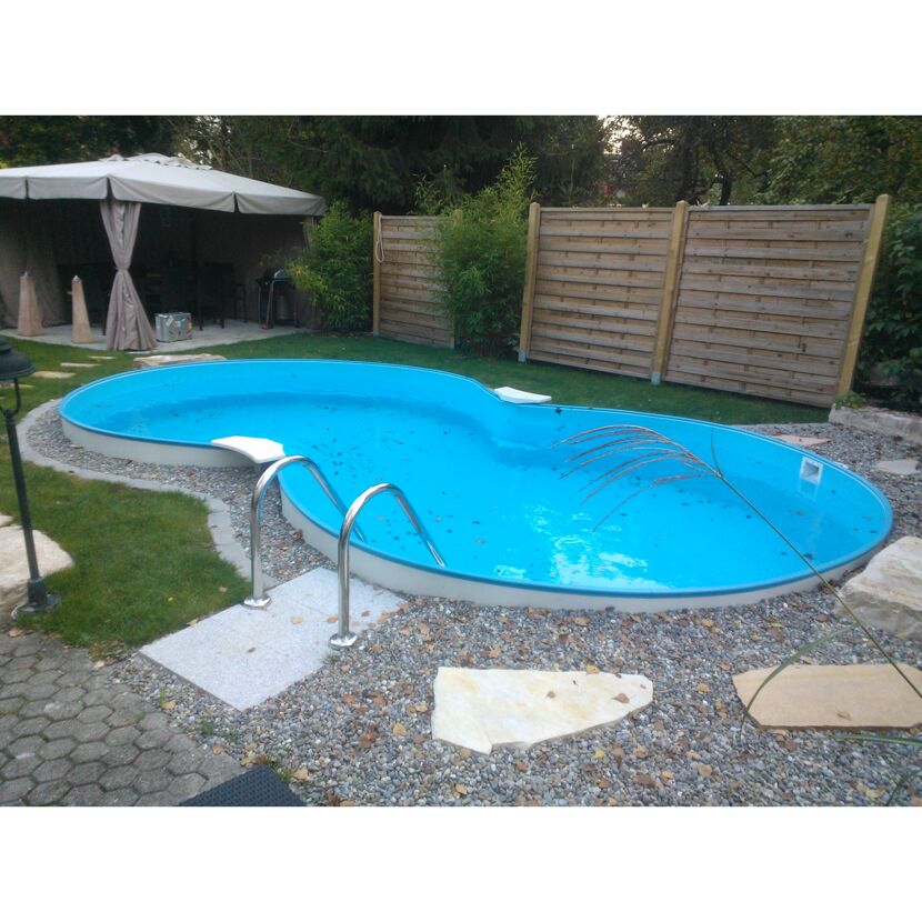 Achtformbecken im Garten mit Kies und Zaun