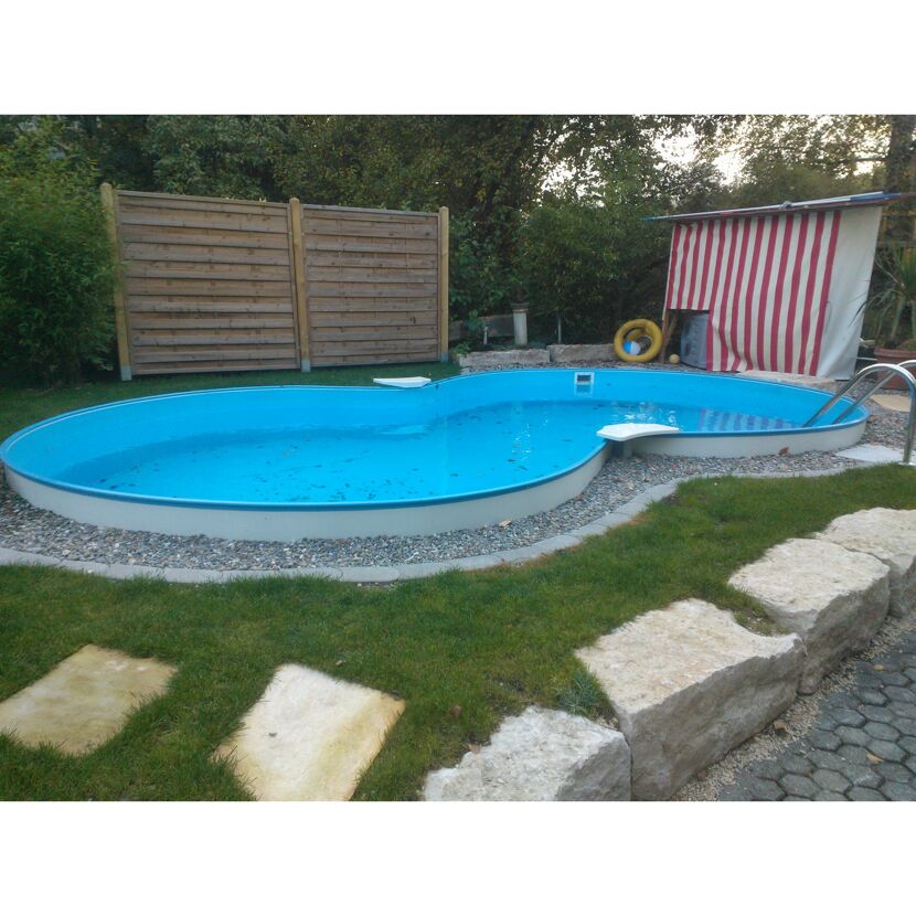 Achtförmiger Pool im Garten