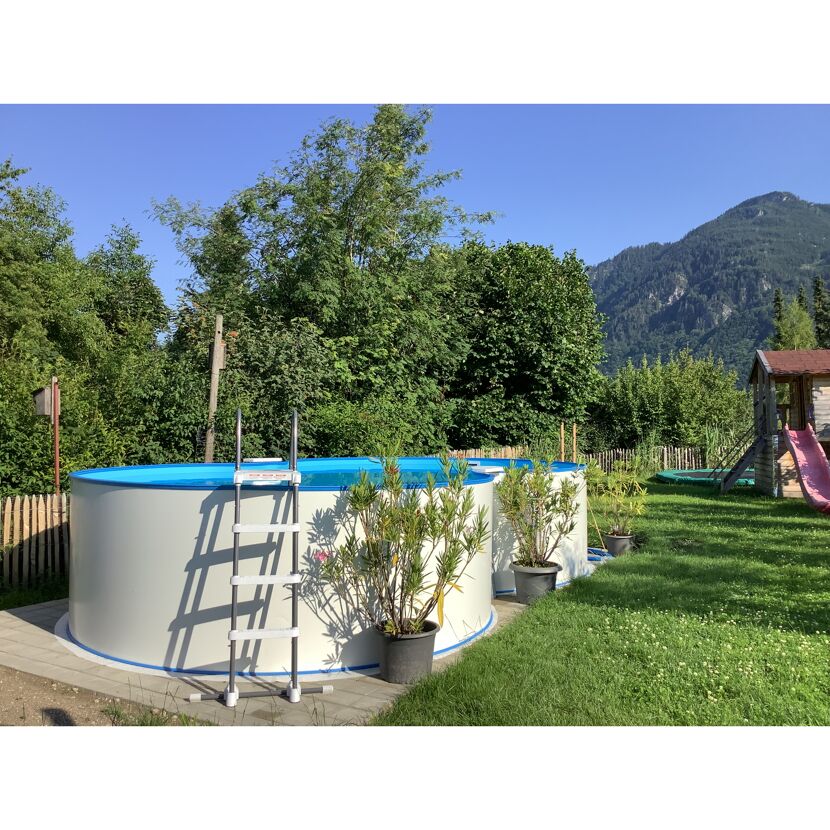 Achtformpool im Garten mit Leiter