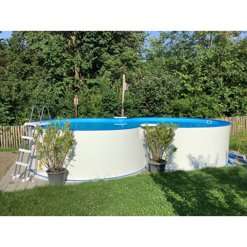 Achtförmiger Aufstellpool mit Leiter im Garten