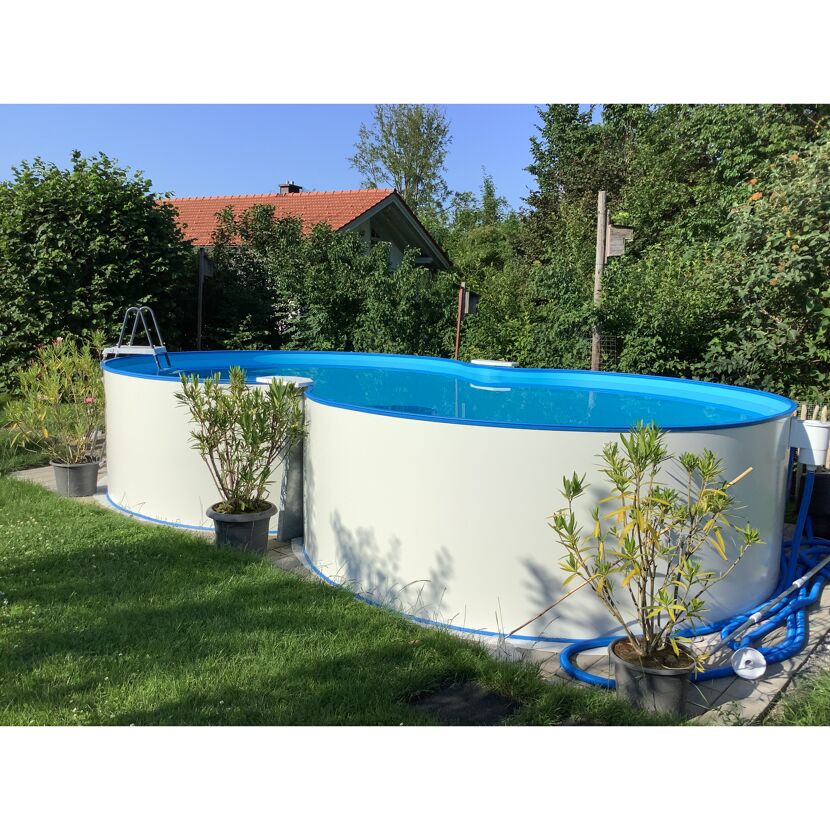 Achtförmiger Pool mit blauer Innenfolie im Garten