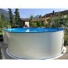Aufstellpool im Garten mit Leiter